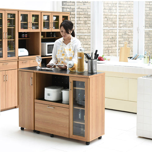 高さ895mmとちょうどいい高さの天板なので、天板の上で料理をしたり、出来上がった料理を置いたりするのに便利です。