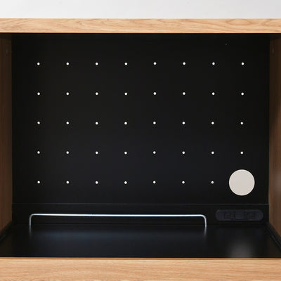 オープン部には1500Wの2口コンセントとスライド棚が付いており、背面は熱気がこもらないようパンチングボード仕様なので家電の収納に最適です。