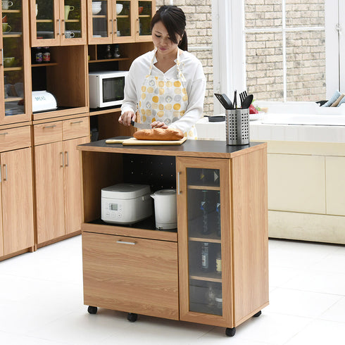 高さ895mmとちょうどいい高さの天板なので、天板の上で料理をしたり、出来上がった料理を置いたりするのに便利です。