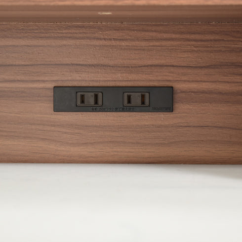 手元には便利な2口コンセントが付いているので、ヘアアイロンやドライヤーはもちろん、携帯の充電や美容機器まで同時に使用することができます。