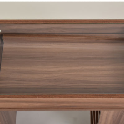 ガラス天板の作業面には、割れにくく安全性が高い強化ガラスを採用。安心してお仕事や趣味にお使いいただけます。