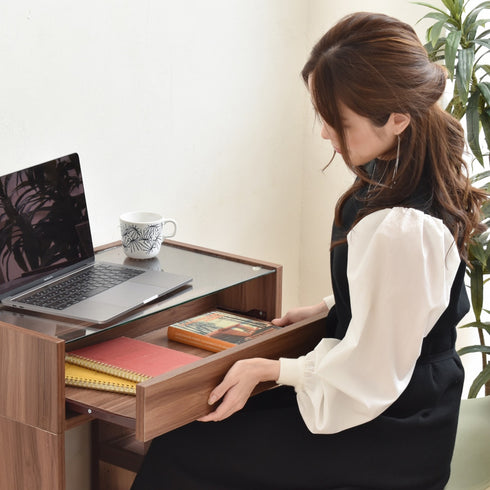 手元のスライド収納はさっと取り出せてとても便利です。ノートパソコンやタブレットなども入るので、デスクワークに必要なものを手元に入れておけます。