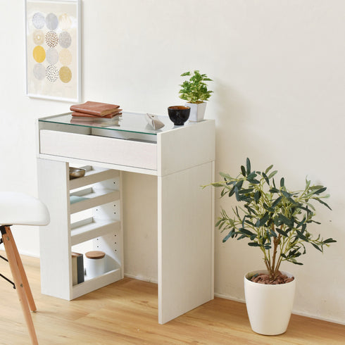 美しいガラストップが特徴的なハイデスク。引き出しの中に入れたものが見えるので、お気に入りのものを入れて魅せる収納としてもお使いいただけます。