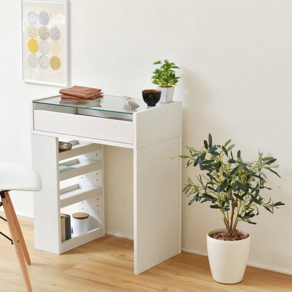 美しいガラストップが特徴的なハイデスク。引き出しの中に入れたものが見えるので、お気に入りのものを入れて魅せる収納としてもお使いいただけます。