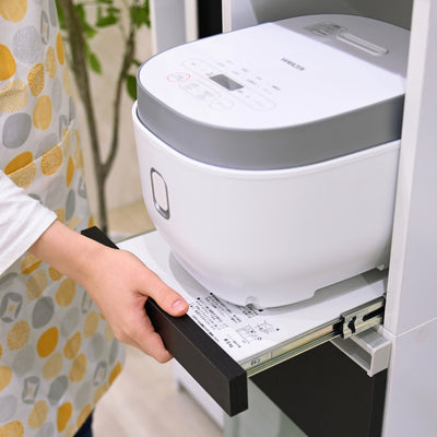 引き出して使えるオープンタイプのスライド収納は、スリムな幅ながらもキッチン家電も入ります。