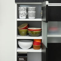 【食器もすっきり収納】サイズ違いの食器や調理器具も、可動棚を活用すれば種類ごとに綺麗に整理整頓できます。