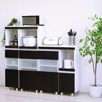 【統一感のある空間演出】ホワイトとダークブラウンの組み合わせが、モダンで落ち着いたキッチンスペースを創り出します。