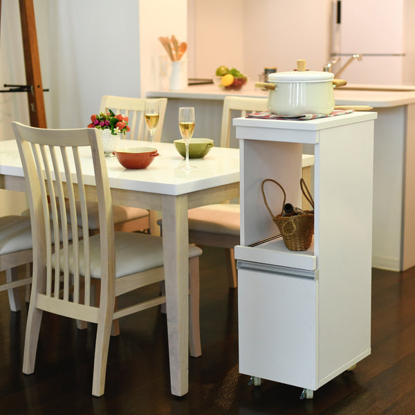 家電の収納に便利なコンセント付きスライド棚と、収納物に合わせて高さ調節ができる可動棚付きの食器棚をこれ1台で。