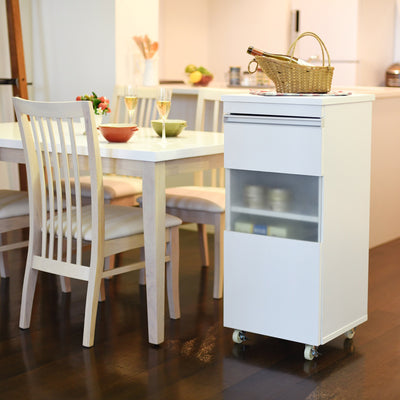 収納物に合わせて高さ調節ができる可動棚付きの食器棚。