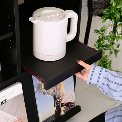 【家電に優しいスライド棚】
炊飯器や電気ケトルなど、蒸気が出る家電の設置に最適なスライド棚は、湿気を逃がして、大切な家具と家電を長く使うための工夫です。