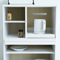 【見せる、しまうを自由に】
収納するものに合わせて棚の高さを変えられるから、背の高いスパイスの瓶も、お気に入りの小皿も、すっきりと収まります。