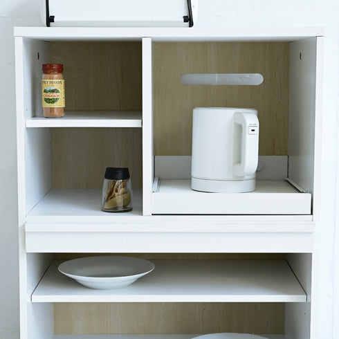 【見せる、しまうを自由に】
収納するものに合わせて棚の高さを変えられるから、背の高いスパイスの瓶も、お気に入りの小皿も、すっきりと収まります。