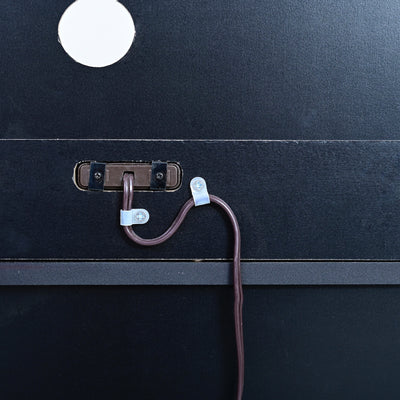 【見えない所にも、こだわり】
ごちゃつきがちな電源コードも、付属のクリップですっきりとまとめられ、細やかな配慮が嬉しいデザインです。