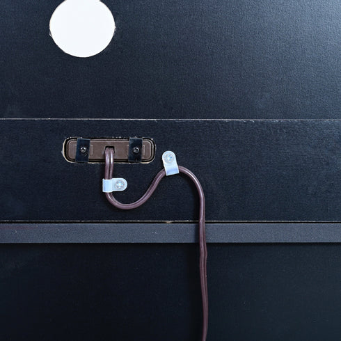 【見えない所にも、こだわり】
ごちゃつきがちな電源コードも、付属のクリップですっきりとまとめられ、細やかな配慮が嬉しいデザインです。