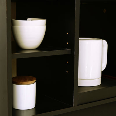 【お気に入りを引き立てる黒】
置いたもののフォルムや色が際立つブラックの棚は、まるでショーケースのように、あなたのコレクションを美しく見せてくれます。