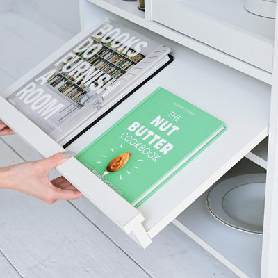 【隠す収納もおしゃれに】
見せたい雑誌を飾れるフラップ扉の奥には、生活感の出るものを隠せる収納スペースがあり、すっきりとした暮らしをサポートします。