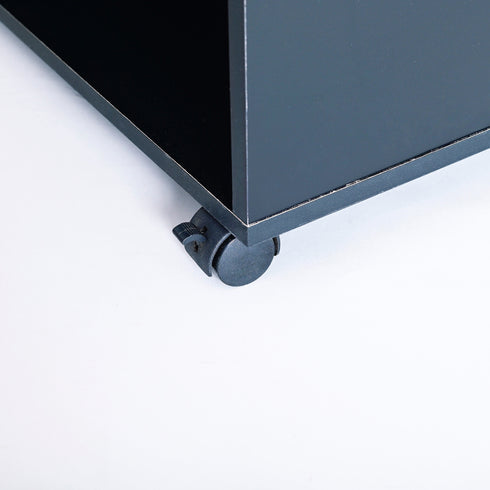 【移動が楽々、スムーズに】
模様替えやお掃除の際に、さっと動かせる便利なキャスターが付いているので、いつでも気軽にレイアウトを変更できます。