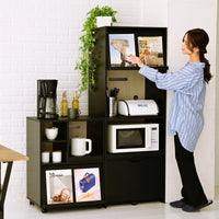 【「飾る」を楽しむフラップ扉】
お気に入りの雑誌やレシピ本をフラップ扉に飾るだけで、いつものキッチンが、あなたらしさ溢れるおしゃれなギャラリーに変わります。