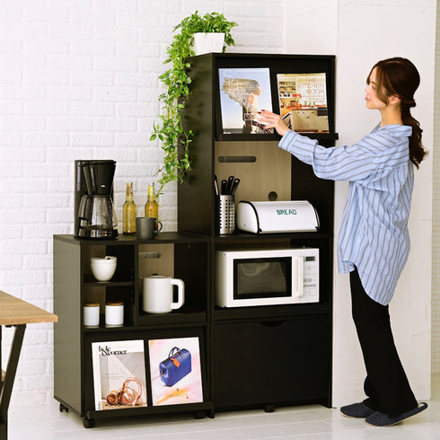 【「飾る」を楽しむフラップ扉】
お気に入りの雑誌やレシピ本をフラップ扉に飾るだけで、いつものキッチンが、あなたらしさ溢れるおしゃれなギャラリーに変わります。