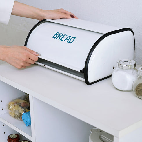 【お気に入りを置く特等席】
耐荷重約20kgのしっかりとした天板は、ブレッドケースや調理家電を置くのはもちろん、あなたの「好き」を飾るためのキャンバスです。