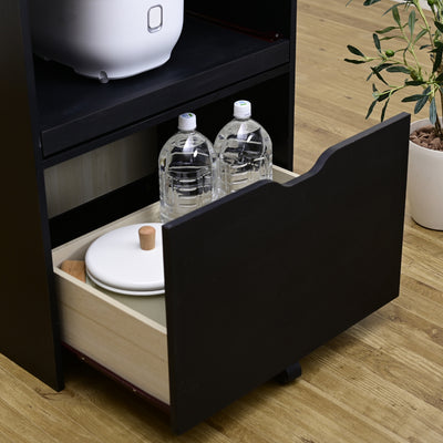 引き出しは2Lのペットボトルも入るサイズ設計。底にキャスターが付いているので、前倒れせず安全に引き出せます。