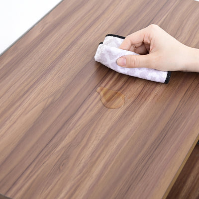 【うっかりも安心、PVC加工】
水や汚れに強いPVC加工を施した天板は、うっかり飲み物をこぼしてしまってもサッと拭くだけで綺麗になり、毎日のお手入れも簡単で衛生的です。