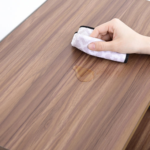 【うっかりも安心、PVC加工】
水や汚れに強いPVC加工を施した天板は、うっかり飲み物をこぼしてしまってもサッと拭くだけで綺麗になり、毎日のお手入れも簡単で衛生的です。