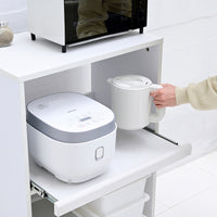 【使う時だけ、引き出せる】炊飯器や電気ケトルなど、蒸気の出る家電の収納に最適なスライド棚は、使う時だけサッと引き出せ、奥の物も取り出しやすく毎日の家事を快適にします。