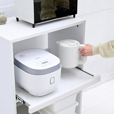 【使う時だけ、引き出せる】
炊飯器や電気ケトルなど、蒸気の出る家電の収納に最適なスライド棚は、使う時だけサッと引き出せ、奥の物も取り出しやすく毎日の家事を快適にします。