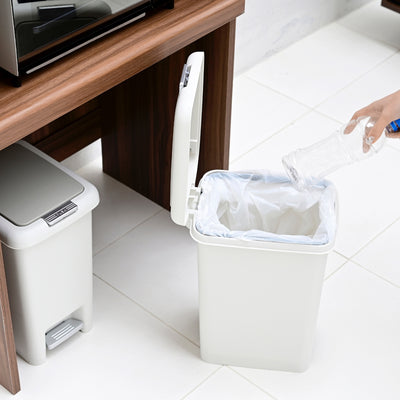 【ゴミ箱の上を、賢く活用】
今までデッドスペースだったゴミ箱の上が、便利な収納スペースに生まれ変わり、高さのあるゴミ箱や分別用のゴミ箱もすっきりと収まります。