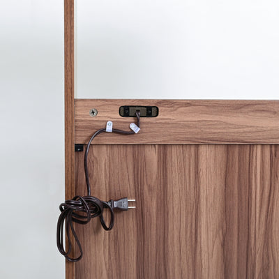 【細やかな配慮、コード収納】
長くて邪魔になりがちな電源コードは、付属のクリップで背面にすっきりと固定でき、見た目の美しさだけでなく、足や掃除機に引っかかる心配もありません。