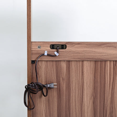 【細やかな配慮、コード収納】
長くて邪魔になりがちな電源コードは、付属のクリップで背面にすっきりと固定でき、見た目の美しさだけでなく、足や掃除機に引っかかる心配もありません。