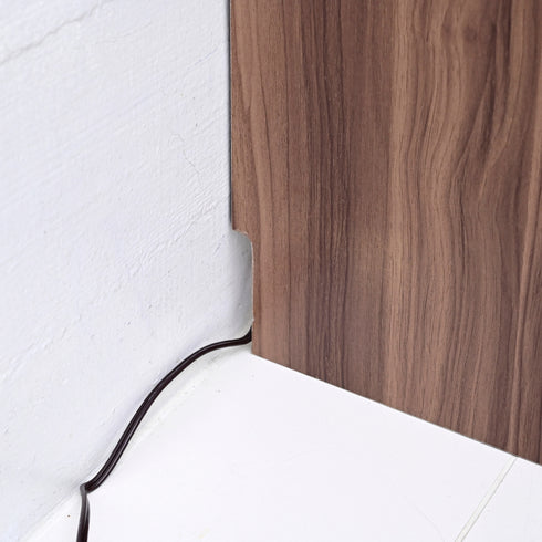 【壁にぴったり、隙間なく】
背板の下部にはコードを逃がすための切り欠き加工が施されているため、壁にぴったりとつけて設置することができ、お部屋の限られたスペースを最大限に活用できます。