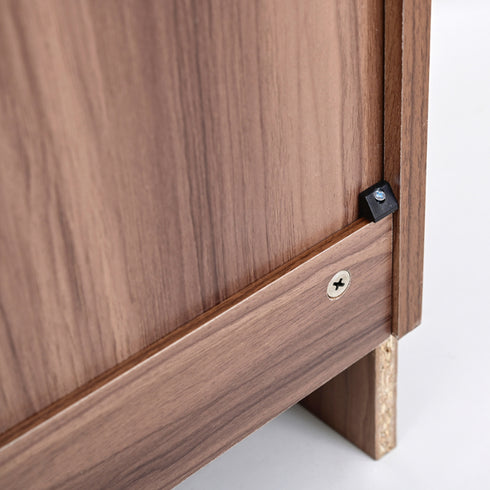 【もしもの備え、横揺れ防止】
家電などを置いてもぐらつかないよう、背面に横揺れを防止するパーツを取り付け、見えない部分にもこだわった設計で毎日の暮らしに安心をプラスします。