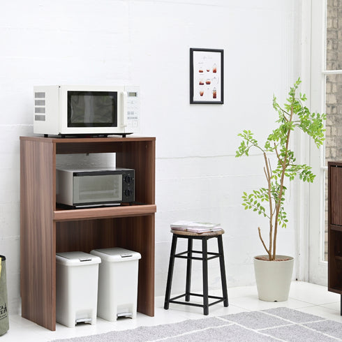 【温もり添える、暮らしの収納】
美しい木目調のブラウンは、お部屋に温かみを与え、天板にはレンジを、スライド棚にはトースターを、足元のスペースにはゴミ箱を2つ並べて分別もでき、あなたの暮らしにそっと寄り添います。