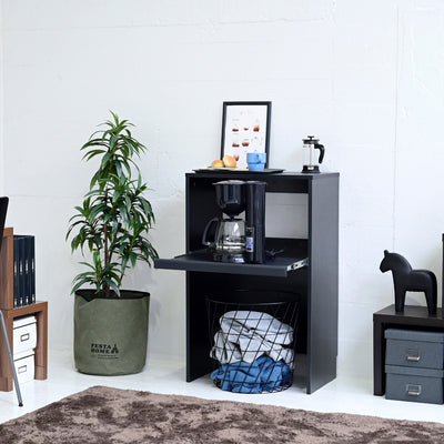 【スライド棚で、もっと快適に】
シックなブラックが空間を引き締め、コンセント付きのスライド棚はコーヒーメーカーなどの家電を置くのに最適で、キッチンだけでなくランドリーやリビングなど、置く場所を選ばない自由度の高さが魅力です。