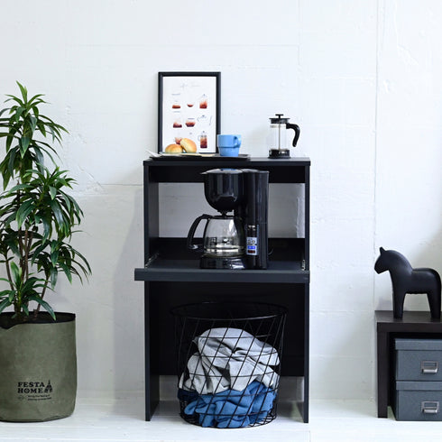 【おうちで楽しむカフェ時間】
いつもの空間が、お気に入りのコーヒーやパンを並べるだけで特別なカフェスペースに早変わりし、家電もすっきり収まるこのラックが、日々の暮らしに豊かな時間をもたらします。