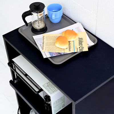 【お手入れ簡単な広々天板】
汚れや傷に強いPVC加工の天板は、水や熱を使うキッチンでも安心して使え、朝食の準備や作業スペースとしても十分な広さがあり、毎日のお手入れもさっと拭くだけで簡単です。