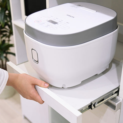 引き出して使えるオープンタイプのスライド収納は、収納物の落下を防ぐこぼれ止め付きのため安心して使用することができます。