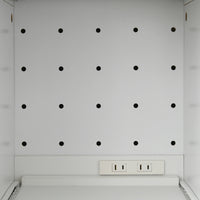 【家電に優しい設計】背面には通気孔と便利な2口コンセントを完備し、家電製品の設置と配線をスマートに行えます。