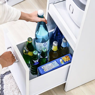 引き出しは背の高いものもすっぽり収まる充実スペース。引き出しやすいキャスター付き。