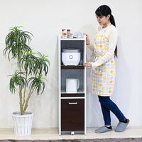 【毎日の家事をサポート】使いやすい高さに設計されたスライド棚は、炊飯器や電気ケトルなどの出し入れをスムーズにします。