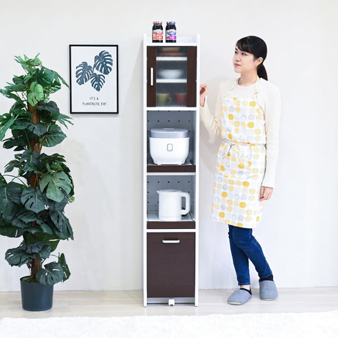 天板・扉収納・スライド棚2ヵ所・引き出しの計5ヵ所の収納がついており、家電製品の収納とストック品の保管をこれ1台で。