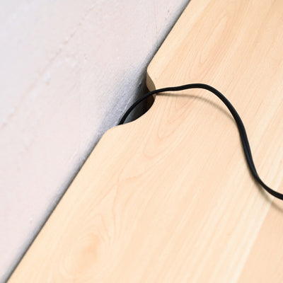 天板にはコードスリットが入っており、オープン部は背面が空いているので、それぞれ配線を逃がすことができます。