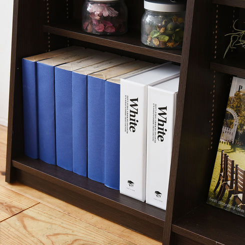 他の棚よりも奥行きが深めな下段には、奥行きのある辞書などの収納可能です。