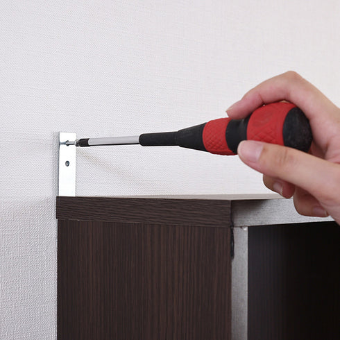 壁にピッタリ沿って設置できるよう幅木除けや、安心してお使いいただけるよう転倒防止金具と横揺れ防止金具が付いています。