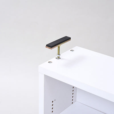 簡単に本棚本体と安定感のある連結ができ、天井に合わせて長さを調節できる突っ張り金具が付属しております。