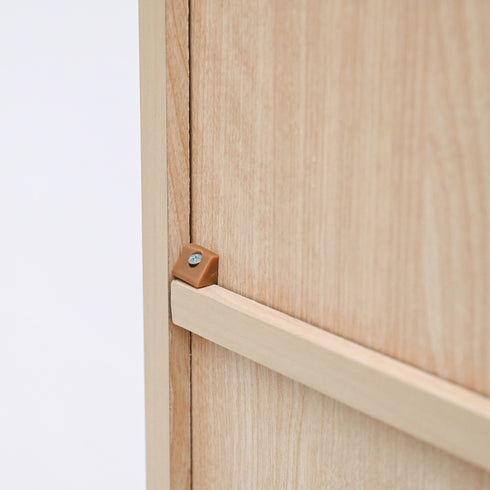 背面化粧や、ネジ穴が見えない仕上がりによりどこから見ても美しく、フラットなデザインなので安全性にも優れています。