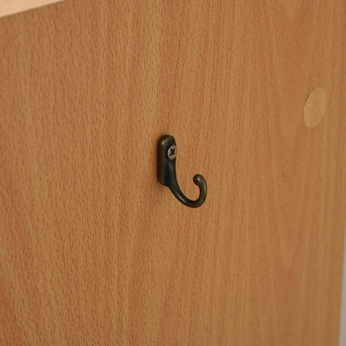 側面には左右どちらでも取り付けられるフックが付いており、子ども用のトートバッグや帽子などを引っ掛けることも可能です。