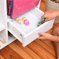 【私だけのひみつの引き出し】
ハンカチやティッシュ、大切な宝物などをしまうのにぴったりな引き出しは、お子様が自分で管理する楽しさを覚える第一歩になります。